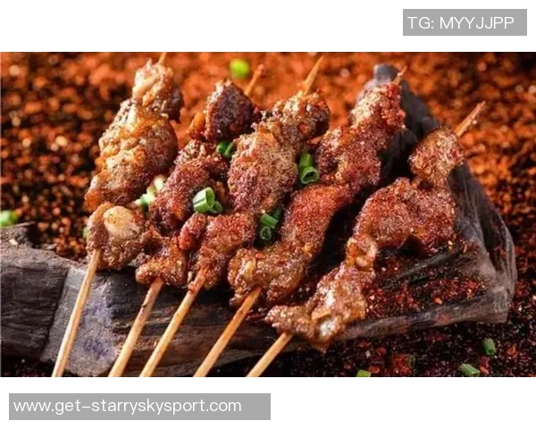 媒体人分享与亚当斯赛后夜宵合影羊肉串烧烤尽享美味时光